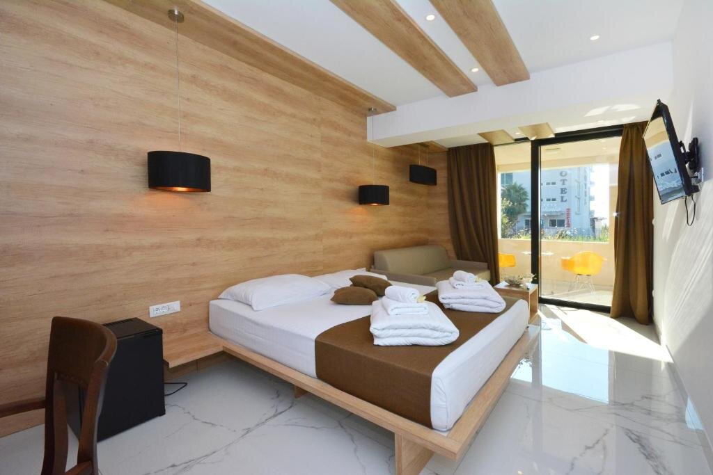 Comfort Quadruple Room with Balcony - Jona Rooms Podstrana